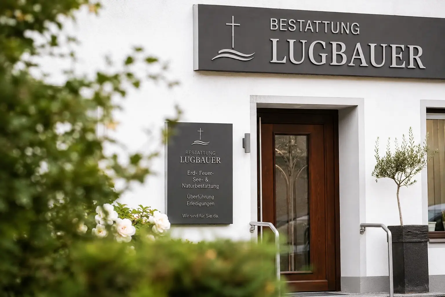Bestattung Lugbauer mit modernem Eingangsbereich und stilvoller Beschilderung